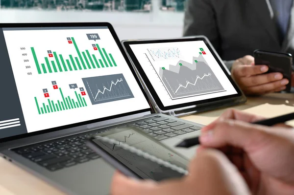 Dolgozik kemény adatok Analytics statisztika információ üzleti technológiát — Stock Fotó