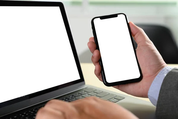 Laptop med blank skärm på bordet. Arbetsytan bakgrund ny proj — Stockfoto