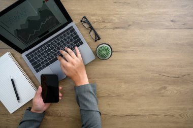 Office masaüstü Bilgisayar Laptop adam elleri modern lapt üzerinde çalışıyor