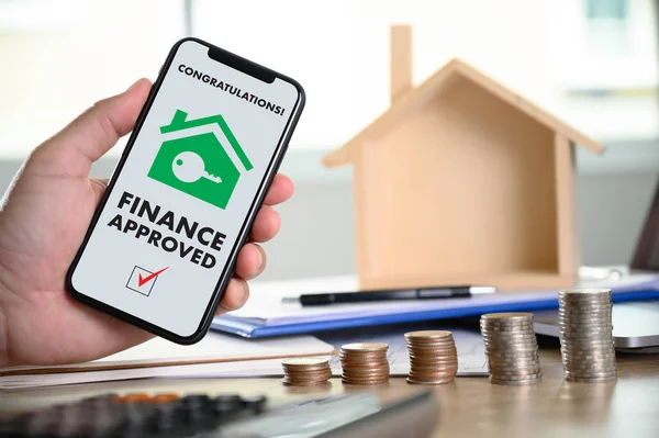 Aprovação de empréstimo hipotecário no telefone móvel em forma de contrato de casa — Fotografia de Stock