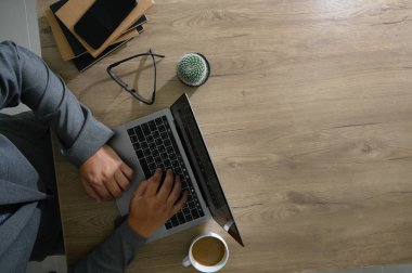 Bir bilgisayar kullanarak çalışmak için yapılmış eller genel bakış