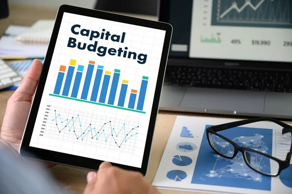 Orçamento de capital Equipe de negócios mãos no trabalho com representante financeiro — Fotografia de Stock