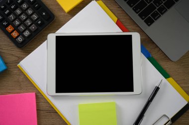 iş adamı el ahşap de dizüstü bilgisayar üzerinde çalışan adam