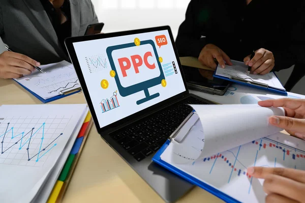 PPC - Pago por clic concepto Empresario trabajando cóncavo —  Fotos de Stock