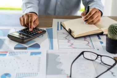 bir hesap makinesi finans muhasebe concep kullanarak çalışan işadamı