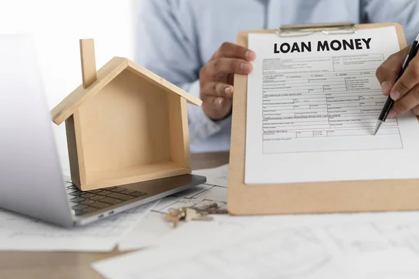 Real estate agent signing a contract over a house key  real esta — Stock Photo, Image