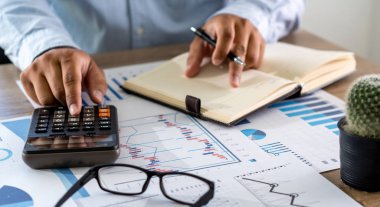 bir hesap makinesi finans muhasebe concep kullanarak çalışan işadamı