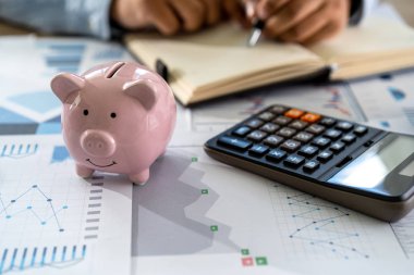 bir hesap makinesi finans muhasebe concep kullanarak çalışan işadamı