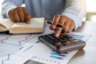 bir hesap makinesi finans muhasebe concep kullanarak çalışan işadamı