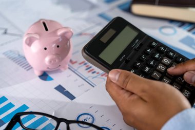 bir hesap makinesi finans muhasebe concep kullanarak çalışan işadamı