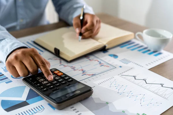 bir hesap makinesi finans muhasebe concep kullanarak çalışan işadamı