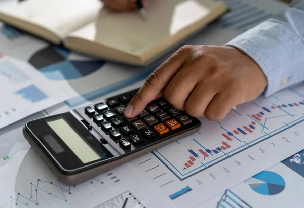 Geschäftsmann arbeiten Mathematik Finanzen und berechnen Kostenrechnung für b — Stockfoto