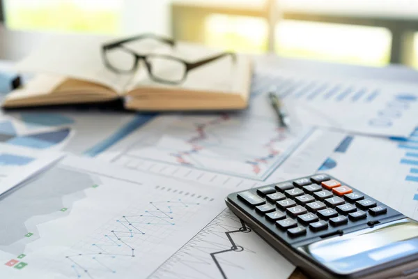 Zakenman die werkt met een Calculator Finance Accounting concep — Stockfoto