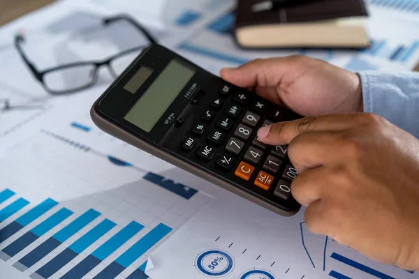 Biznesmen pracy przy użyciu kalkulatora finansów rachunkowości Conso — Zdjęcie stockowe