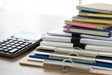 İş adamı ofis çalışanı Belgelerle çalışan St