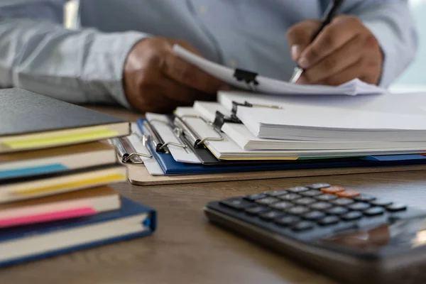 Documenten papierwerk stapel zakelijke papieren documenten op kantoor — Stockfoto