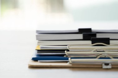 İş adamı ofis çalışanı Belgelerle çalışan St