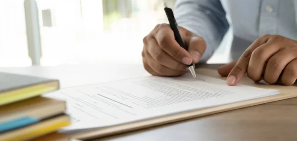 Documentos papeleo pila de documentos en papel de negocios en la oficina — Foto de Stock