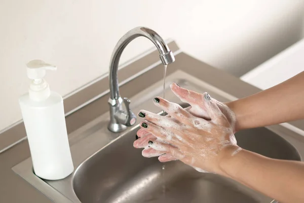 Frau Wäscht Sich Die Hand Zur Vorbeugung Gegen Coronavirus Waschen — Stockfoto