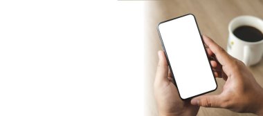 Üst görünüm görüntüleme eli boş ekranlı cep telefonu tutan akıllı telefon kullanan bir adam kullanıyor