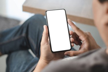 Üst görünüm görüntüleme eli boş ekranlı cep telefonu tutan akıllı telefon kullanan bir adam kullanıyor