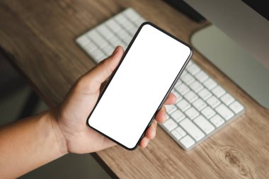 Üst görünüm görüntüleme eli boş ekranlı cep telefonu tutan akıllı telefon kullanan bir adam kullanıyor
