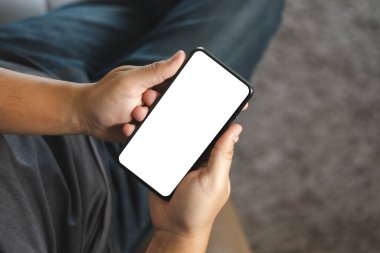 Üst görünüm görüntüleme eli boş ekranlı cep telefonu tutan akıllı telefon kullanan bir adam kullanıyor