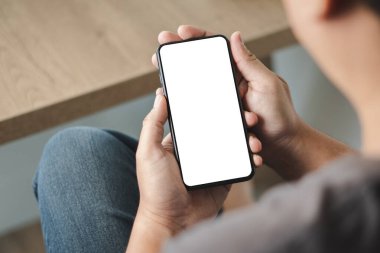 Üst görünüm görüntüleme eli boş ekranlı cep telefonu tutan akıllı telefon kullanan bir adam kullanıyor