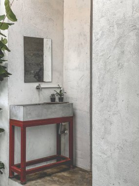 Koyu renklerde bir çatı katı düzeni çeşitli kahvenin açık alan iç görünümü