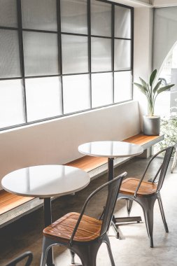 Koyu renklerde bir çatı katı düzeni çeşitli kahvenin açık alan iç görünümü