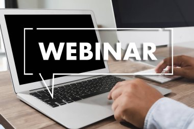 WEBINAR masadaki el E-business tarama Bilgisayardaki bağlantı, sınıfta kahve molası bulut iletişimini kullanmak için