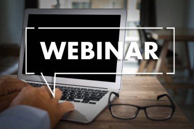 WEBINAR masadaki el E-business tarama Bilgisayardaki bağlantı, sınıfta kahve molası bulut iletişimini kullanmak için