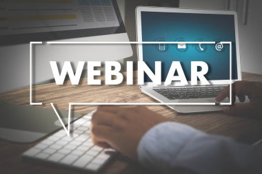 WEBINAR masadaki el E-business tarama Bilgisayardaki bağlantı, sınıfta kahve molası bulut iletişimini kullanmak için
