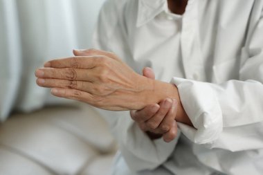 Romatizma iltihabından muzdarip yaşlı kadın.