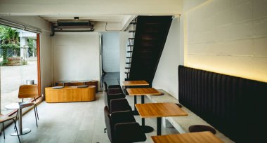 Koyu renklerde bir çatı katı düzeni çeşitli kahve dükkanlarının iç mekan görüntüsü açık kahve dükkanına hoş geldiniz