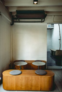 Koyu renklerde bir çatı katı düzeni çeşitli kahve dükkanlarının iç mekan görüntüsü açık kahve dükkanına hoş geldiniz