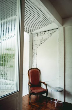 Koyu renklerde bir çatı katı düzeni çeşitli kahve dükkanlarının iç mekan görüntüsü açık kahve dükkanına hoş geldiniz