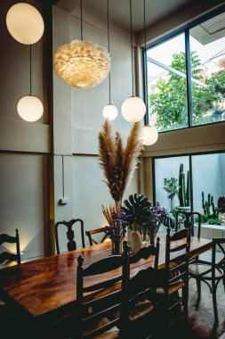 Koyu renklerde bir çatı katı düzeni çeşitli kahve dükkanlarının iç mekan görüntüsü açık kahve dükkanına hoş geldiniz