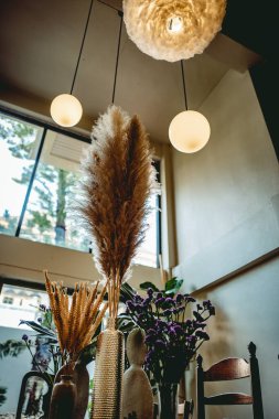 Koyu renklerde bir çatı katı düzeni çeşitli kahve dükkanlarının iç mekan görüntüsü açık kahve dükkanına hoş geldiniz