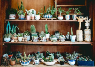 Koyu renklerde bir çatı katı düzeni çeşitli kahve dükkanlarının iç mekan görüntüsü açık kahve dükkanına hoş geldiniz