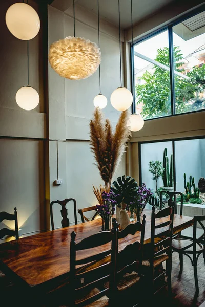 Koyu renklerde bir çatı katı düzeni çeşitli kahve dükkanlarının iç mekan görüntüsü açık kahve dükkanına hoş geldiniz