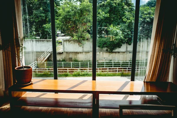 Koyu renklerde bir çatı katı düzeni çeşitli kahve dükkanlarının iç mekan görüntüsü açık kahve dükkanına hoş geldiniz