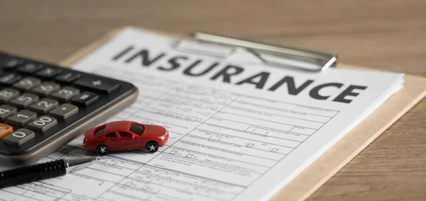 保险保单及向客户说明保险单及车辆保险详情 — 图库照片