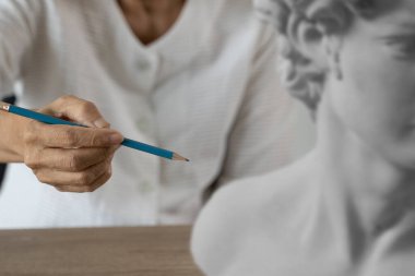 Yaratıcı atölye kadın resminde son sınıf kadın sanat ve heykel eğlencesi