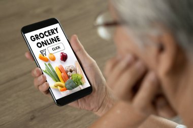 Son sınıf öğrencisi bir kadın internetten gıda alışverişi siparişi vermek için mobil uygulama kullanıyor.