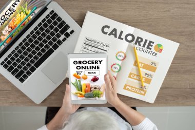 Kadın, internetten eve taşınabilir yemek siparişi veriyor ve uygulamalar kullanıyor.