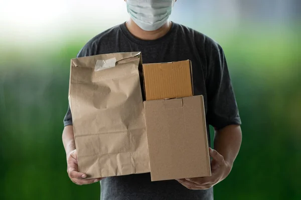 Entrega Hombre Sosteniendo Cajas Cartón Aceptando Repartidor Máscara Protectora — Foto de Stock