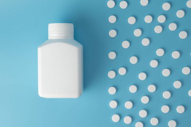 Mavi arka planda ilaç hapları. Çeşitli ilaçlar için metin kopyalama alanı. Sağlıklı beslenme, yaşam tarzı.