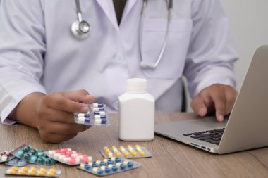 Tıp doktoru steteskoplu reçeteli doktor yazıyor.