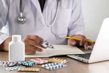 Tıp doktoru steteskoplu reçeteli doktor yazıyor.